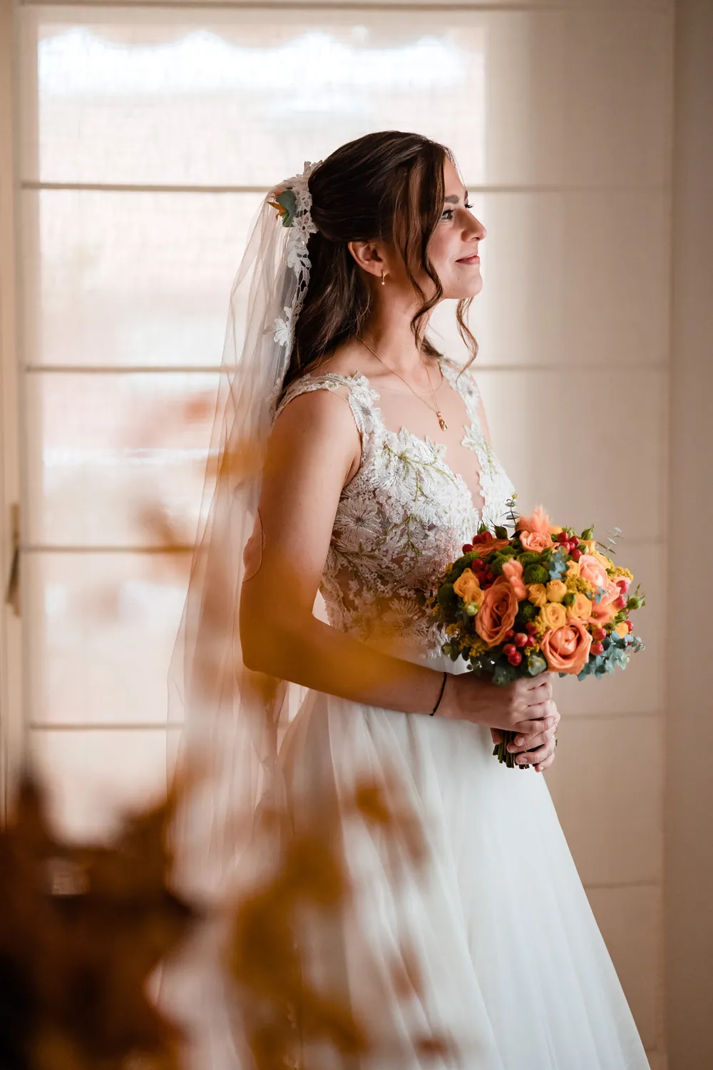 Novia con ramo preparada para un evento.